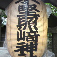 根岸の小野照崎神社の本社殿の両側に置かれている神燈明です。