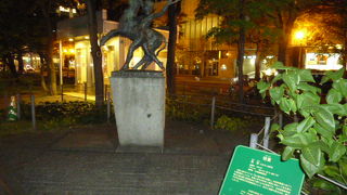 自由を謳歌する子供を通じて、１９５０年代の新しい時代の息吹を伝えているようです。