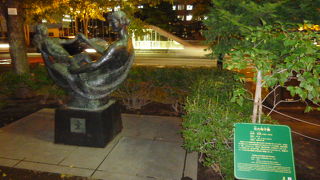 温和なやさしさがにじみ出た像。