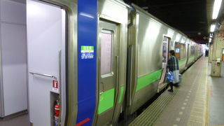 札幌駅と新千歳空港間で利用。