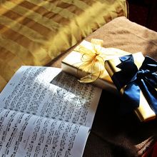 プレゼントのリボンはシックな色合い