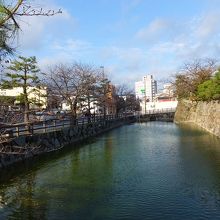 まあまあの幅のお堀。でも短いです。