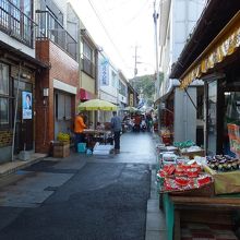 メインの通りは狭い通り。