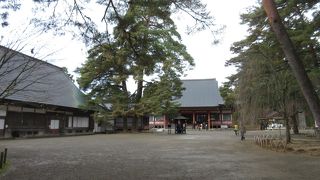 大きな庭園寺院。