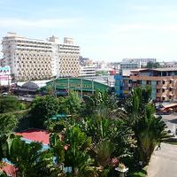 室内から　セカンドストリートが見えました。