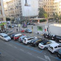 室内から望む：左手ｔｒｇｒｅがスーパー