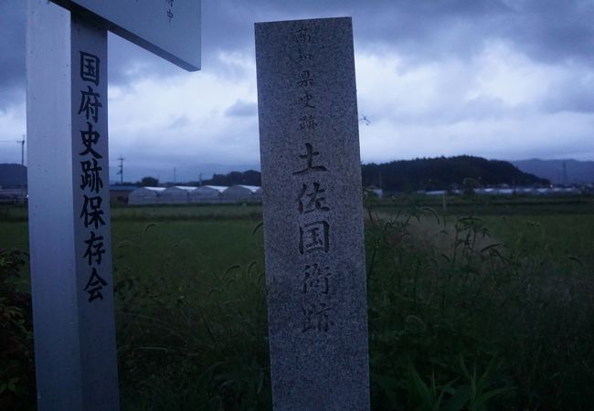 あぜ道の途中に国衙跡の石碑