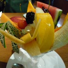 フルーツパフェ　フルーツたっぷり