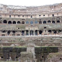 地上階レベルの景色、正面の十字架は皇帝の席