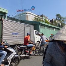 緑の建物が市場です