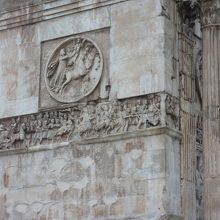 皇帝の生涯がレリーフになっています