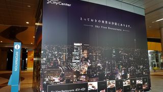 上は夜景も楽しめるレストランフロアになっています