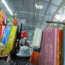 緑の建物の奥にある白くて大きな建物には、服飾関係。