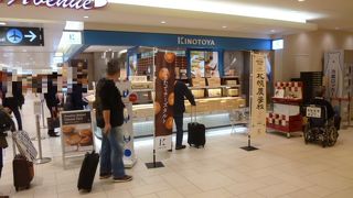 チーズタルトや札幌農学校クッキーが大人気で、お客さんが並んでいました。