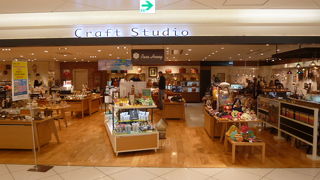 長く使える工芸品など。