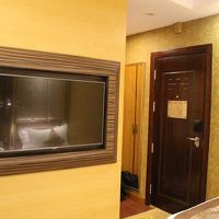 ベッドから見られる大型液晶テレビ