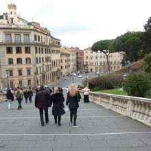 広場から降りる階段もミケランジェロの設計です