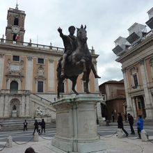 広場中央の銅像