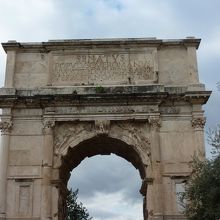 アーチの内側の彫刻が見事です