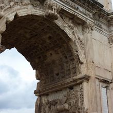 アーチ内側のレリーフ