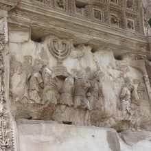 燭台を掲げるレリーフ