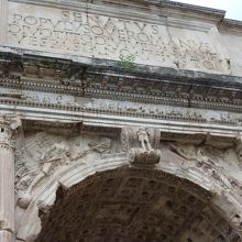 上部の彫刻も見ごたえがあります