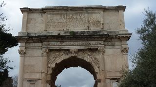 聖なる道に建つ凱旋門