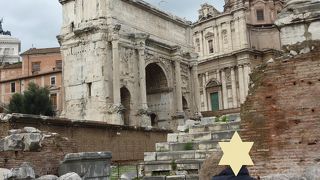 市庁舎側にある凱旋門