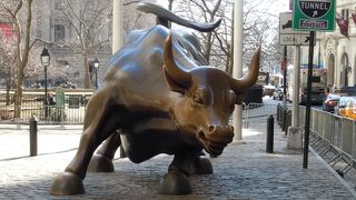 道のど真ん中に多くの人だかりが！