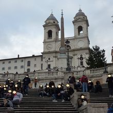 オベリスクと教会がバックになっています