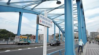 徒歩や自転車で渡りやすい橋です