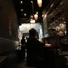 狭いというか細い店内