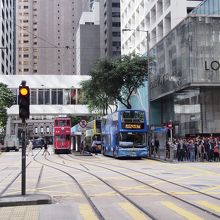 乗り降りは道路の中央にあります