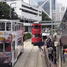 すれ違うトラムを2階建ての高さの景色で見るのも楽しい