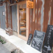 ベーカリーはカフェの隣