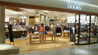 シンプルでベーシックなカジュアルアイテムがメンズ・レディースとも豊富です。