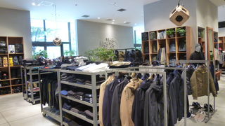 元はアウトドア系のブランドなのですが、こちらは都会的なデザインの店舗デザインです。