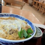 エスタ地下街にあり、ササっと食べれる丼ものの格安店。