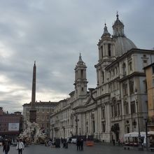 四大河の噴水が広場の中央にあります