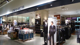 メンズスーツやワイシャツなどを扱いお店です。