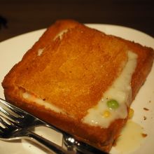 シーフード詰め揚げパン