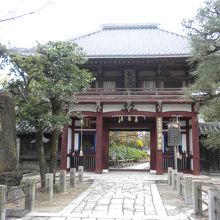 裏千家「今日庵」の真正面にあります