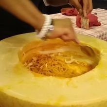 トマトソースのパスタにチーズを絡めてくれます