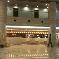 広々としたロビーとフロント