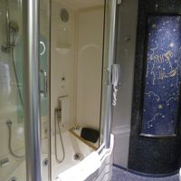 独特のインテリアのバスルーム