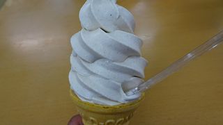 桃ソフトとエゴマソフトを食べました