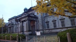 銀行らしい風格のある建物。