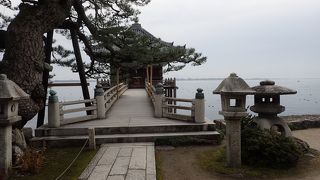 琵琶湖上に浮かぶお堂が美しい