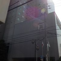 ビル街ですが入口の緑でホテル感