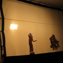 スバエク・トーイ（影絵芝居）を見ながら食事をしました